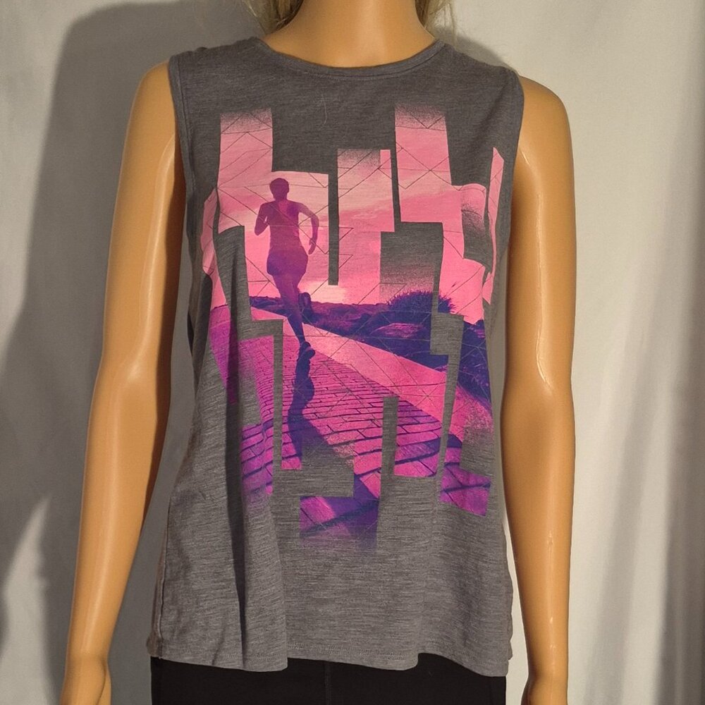 XERSION stylish T-Top, athletic cut. Grey, purple and pink in size Medium